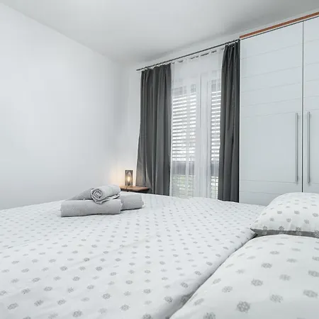 Massa Apartment 200 M To The See Porec Exterior photo