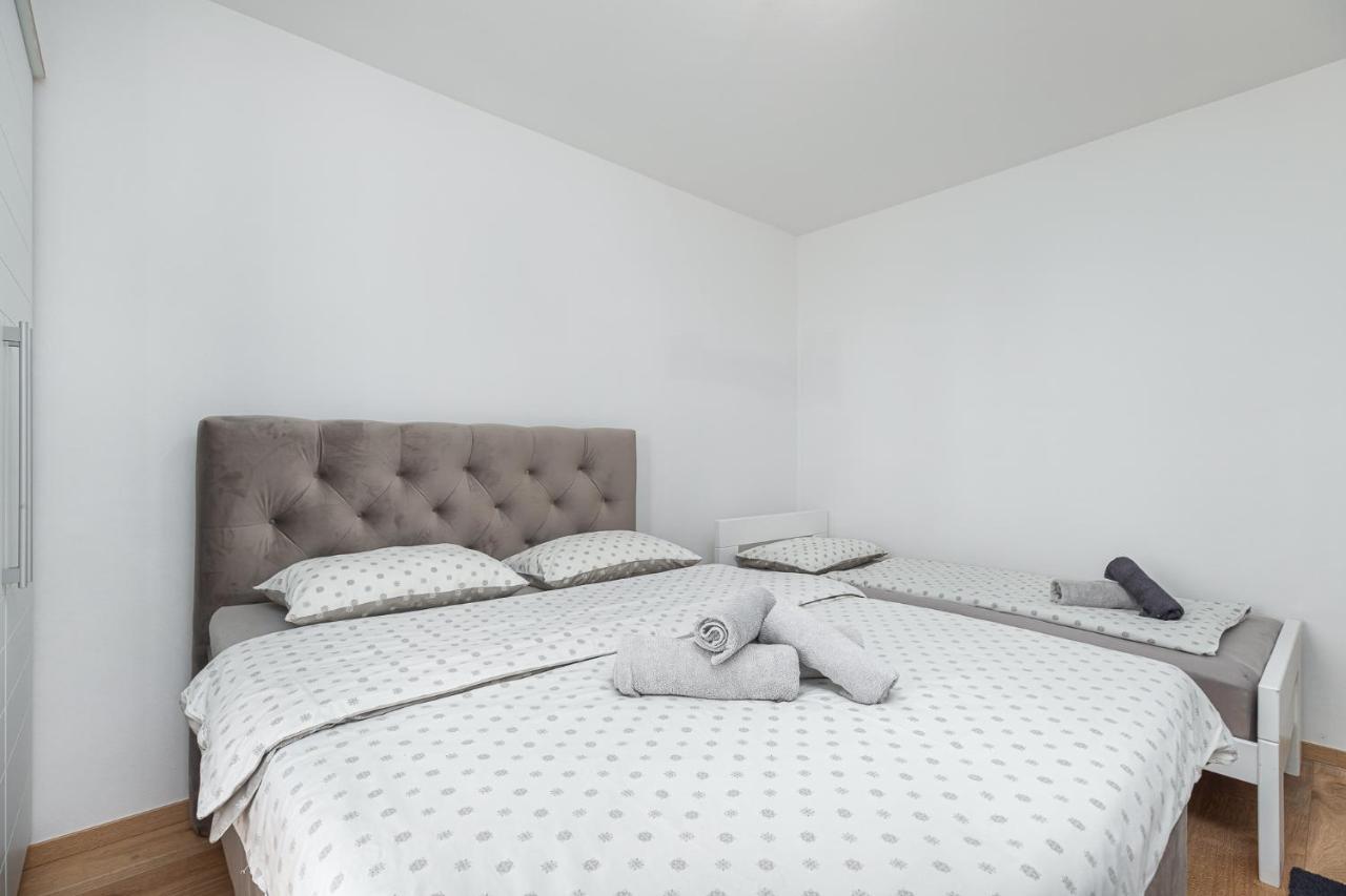Apartment Massa 200 M To The Porec